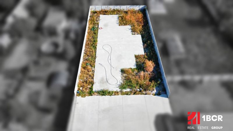 Baugrundstück in Veľké Blahovo, Veľké Blahovo Straße, mit Betonfläche.