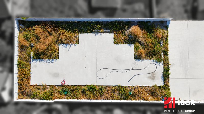 Garten mit Betonfläche in Veľké Blahovo auf einem Grundstück - Wohnen umgeben von Grün.